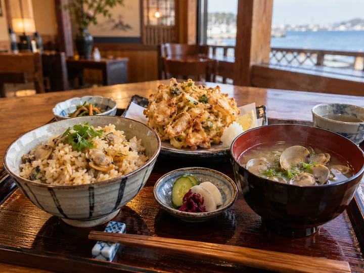 あさりご飯・汁物・揚げ物を組み合わせた食事の写真風のイメージ図